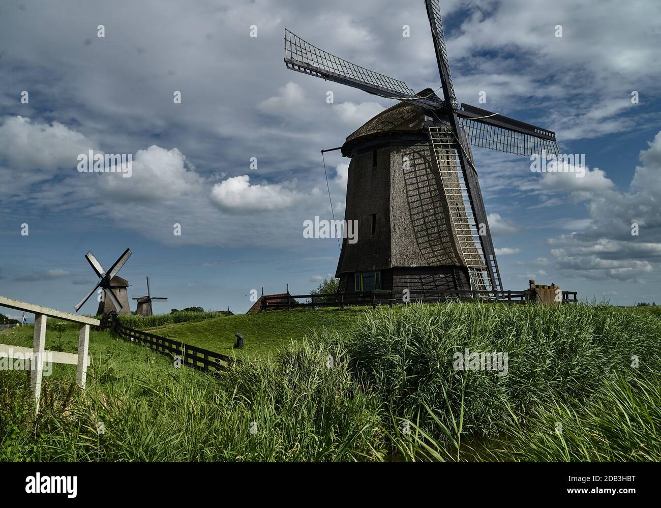 Alte Windmühle auf dem Gebiet der Niederlande Stockfoto