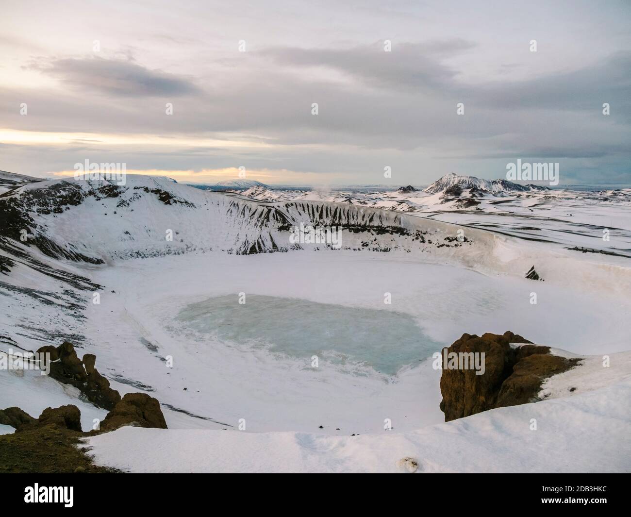 Der Vulkan Krafla ist im Winter an der Oberfläche gefroren Stockfoto