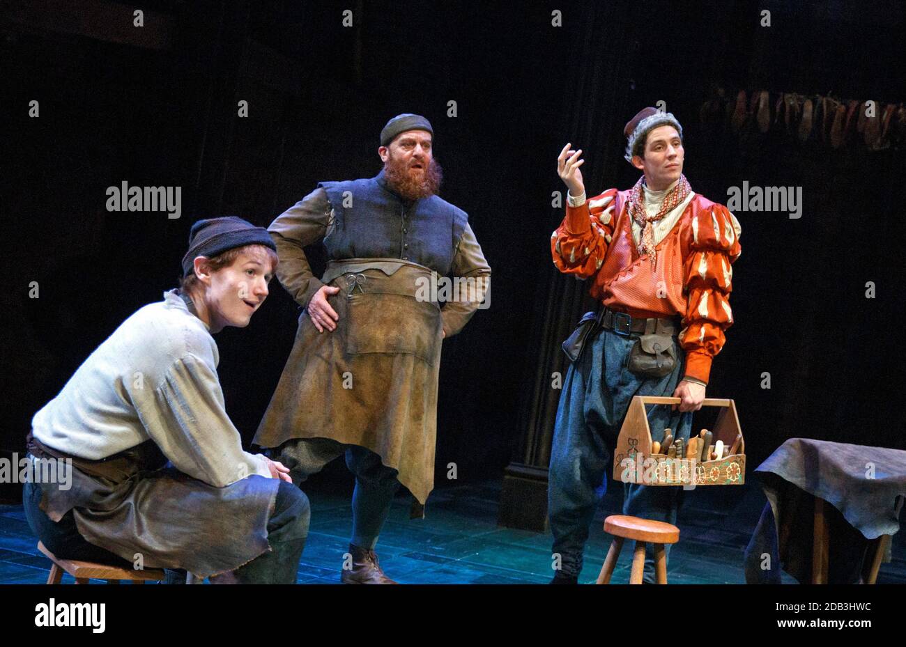 l-r: Joel McCormack (Firk), David Troughton (Simon Eyre), Josh O'Connor (Rowland Lacy) im SCHUHMACHERURLAUB von Thomas Dekker bei der Royal Shakespeare Company (RSC), Swan Theatre, Stratford-upon-Avon, England 18/12/2014 Design: Max Jones Beleuchtung: Tina MacHugh Regie: Phillip Breen Stockfoto