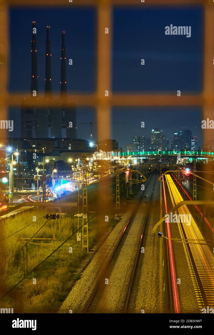 Blick auf das Eisenbahnnetz mit den Fessa-Türmen und der Innenstadt von Barcelona Im Hintergrund Stockfoto