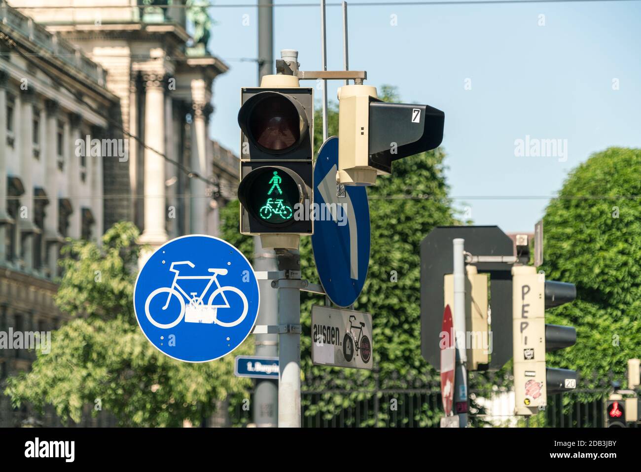 Ampel und Fahrradschild in Wien Stockfoto