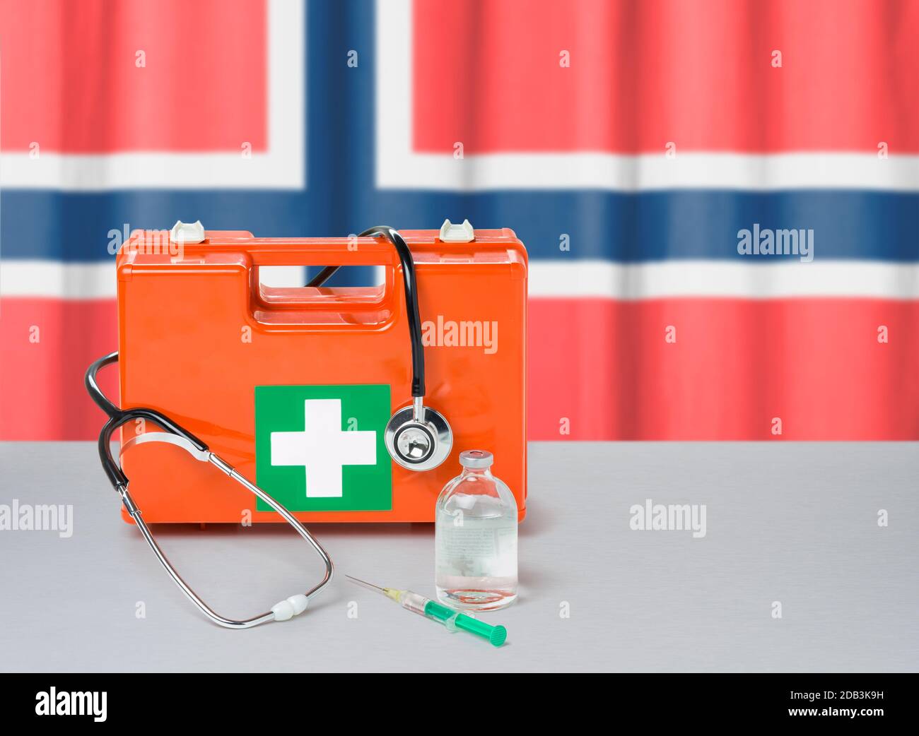 Erste-Hilfe-Kit mit Stethoskop und Spritze - Norwegen Stockfoto