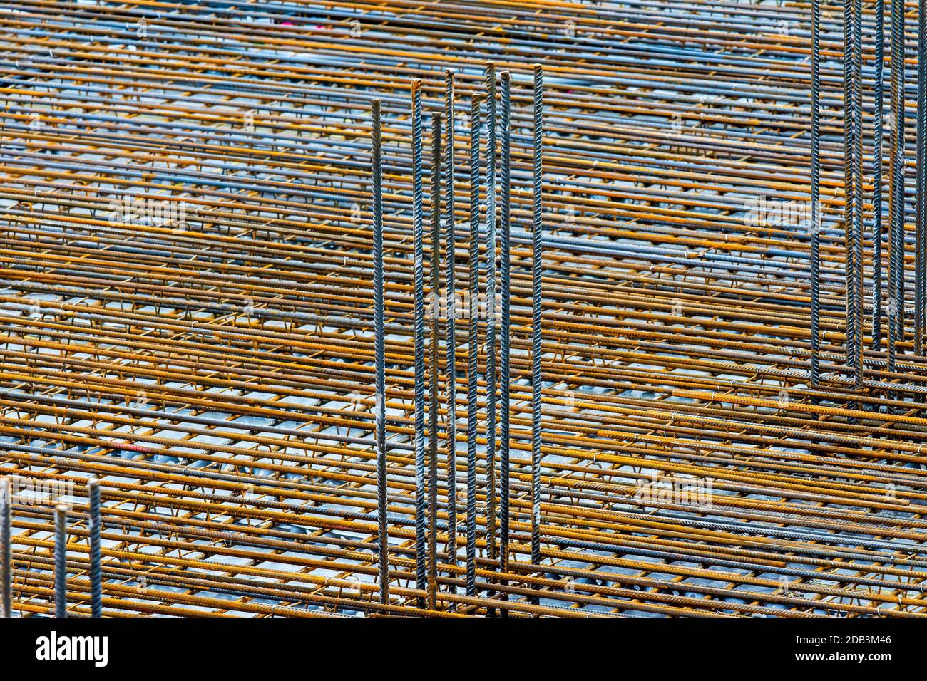 Stahlgitter und Eisenstangen auf einer Baustelle Stockfoto