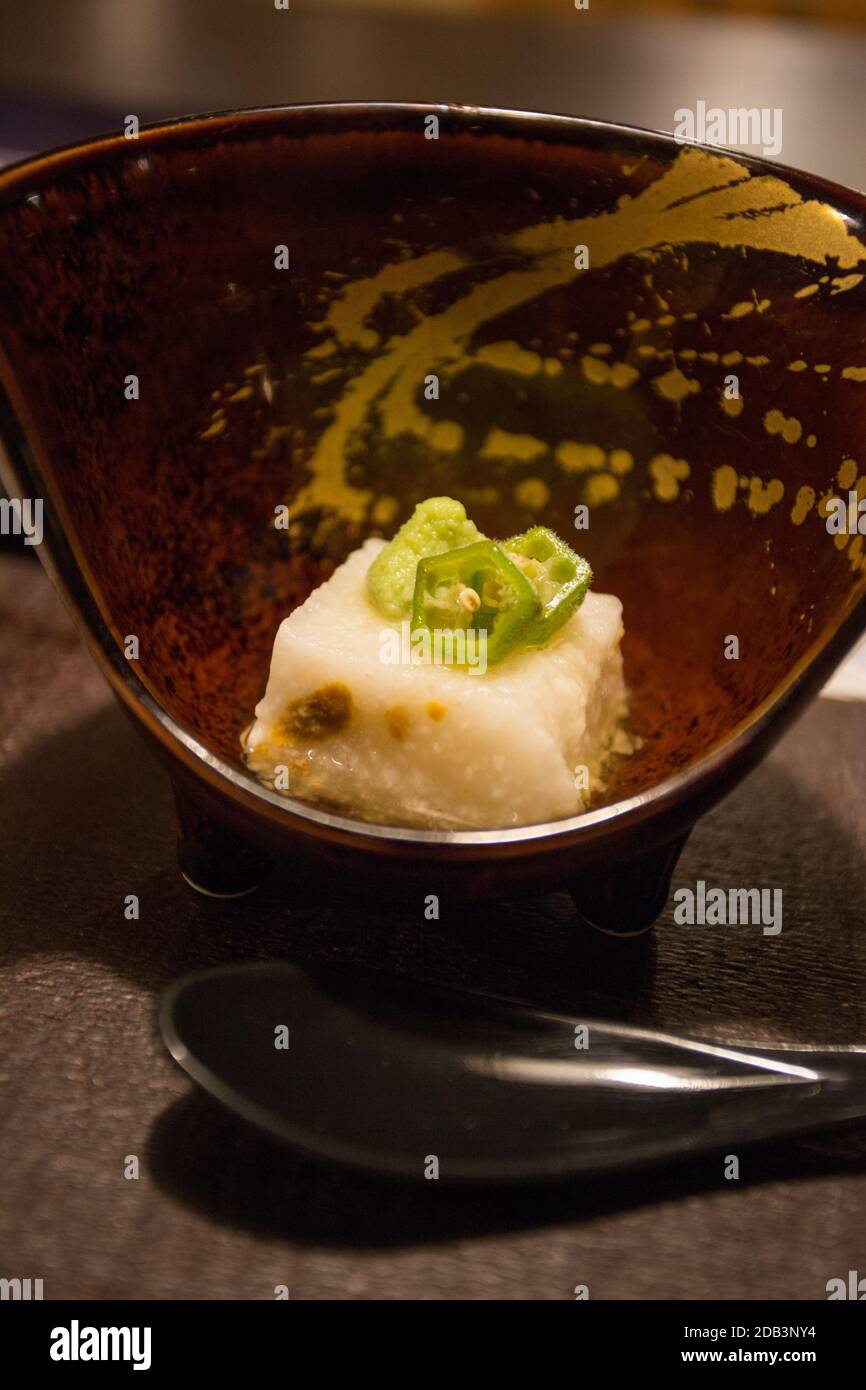 Japanisches Essen in Schüssel serviert Stockfoto
