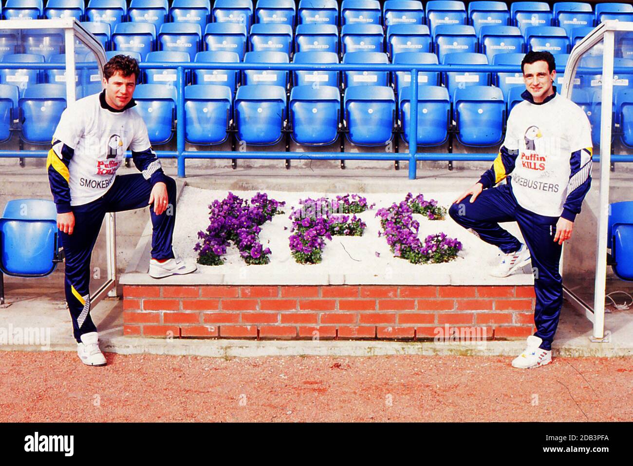 35mm Verbündeter McCoist Paul McStay im Rugby Park Kilmarnock 1986 in der Trainingseinheit gescannt, tragen sie beide T-Shirts, die von lokalen Schulkindern für den NHS entworfen wurden, um die Gefahren des Rauchens hervorzuheben, sagt das T-Shirt Puffin Kills, Smokebuster. Die Fußballer trainieren als Teil der Scottish Squad vor einem Spiel mit Dänemark Stockfoto