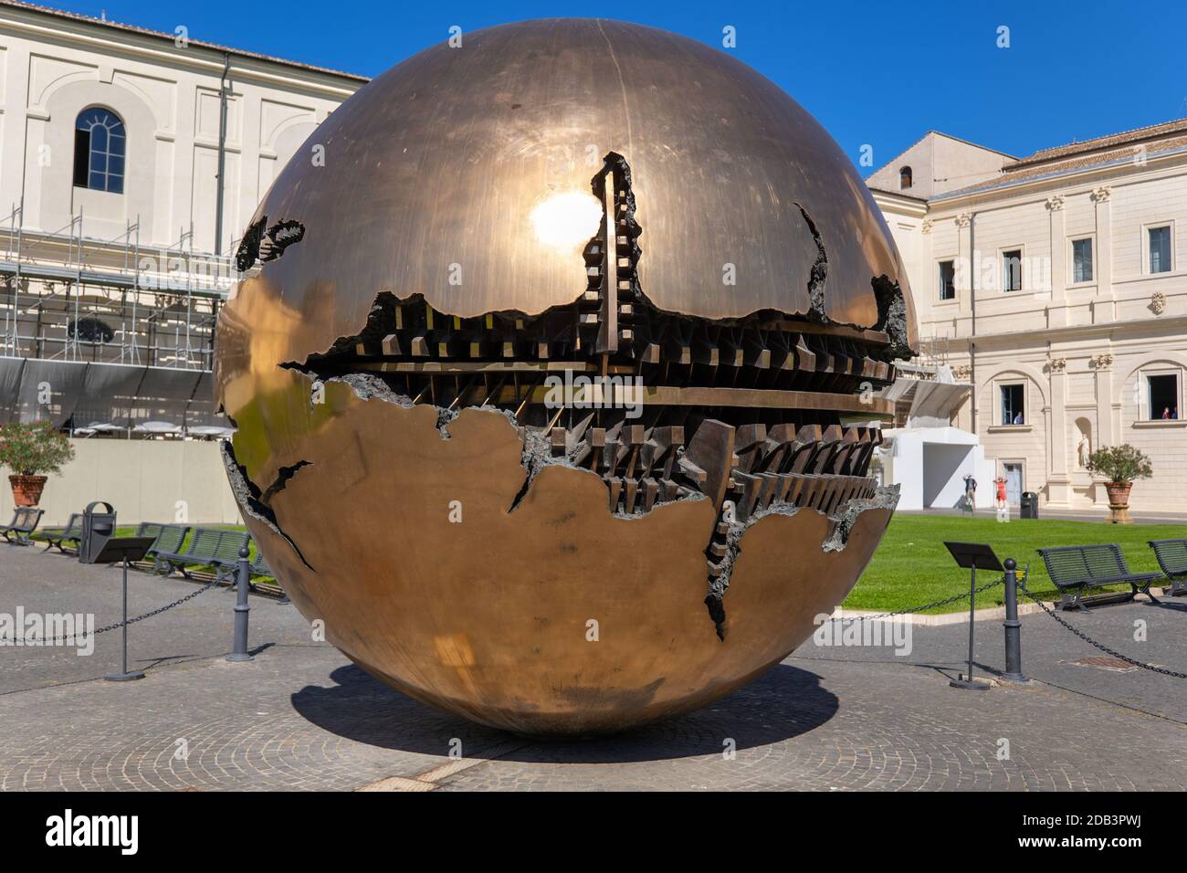 Vatikanische Museen, Sphäre in einer Sphäre (Sfera con Sfera) Bronzekunst von Arnaldo Pomodoro im Innenhof der Pinecon (Cortile della Pigna) Stockfoto