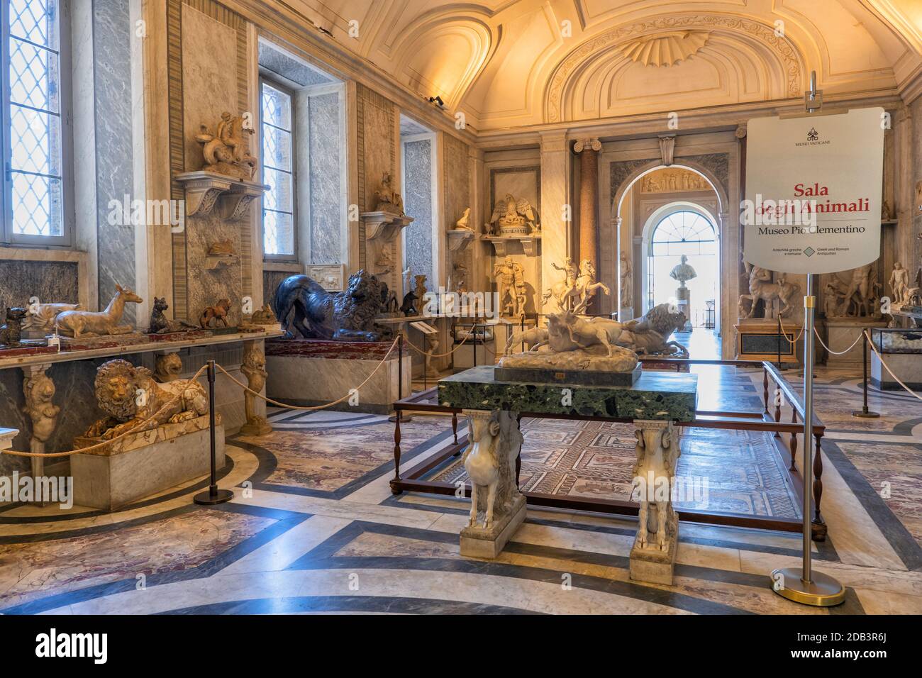 Saal der Tiere (Sala degli Animali) mit antiken Kunstwerken im Museum Pio Clementino, Vatikanische Museen, Rom, Italien Stockfoto
