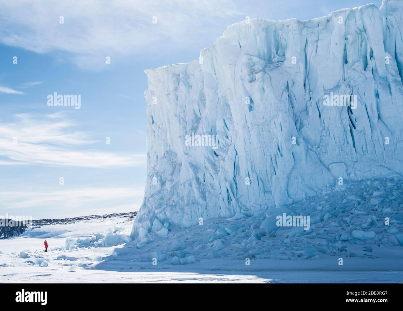 Eine Frau steht neben dem Barne-Gletscher im McMurdo Sound Antarctica. Stockfoto Eine Frau steht neben dem Barne-Gletscher im McMurdo Sound Antarctica. Stockfoto