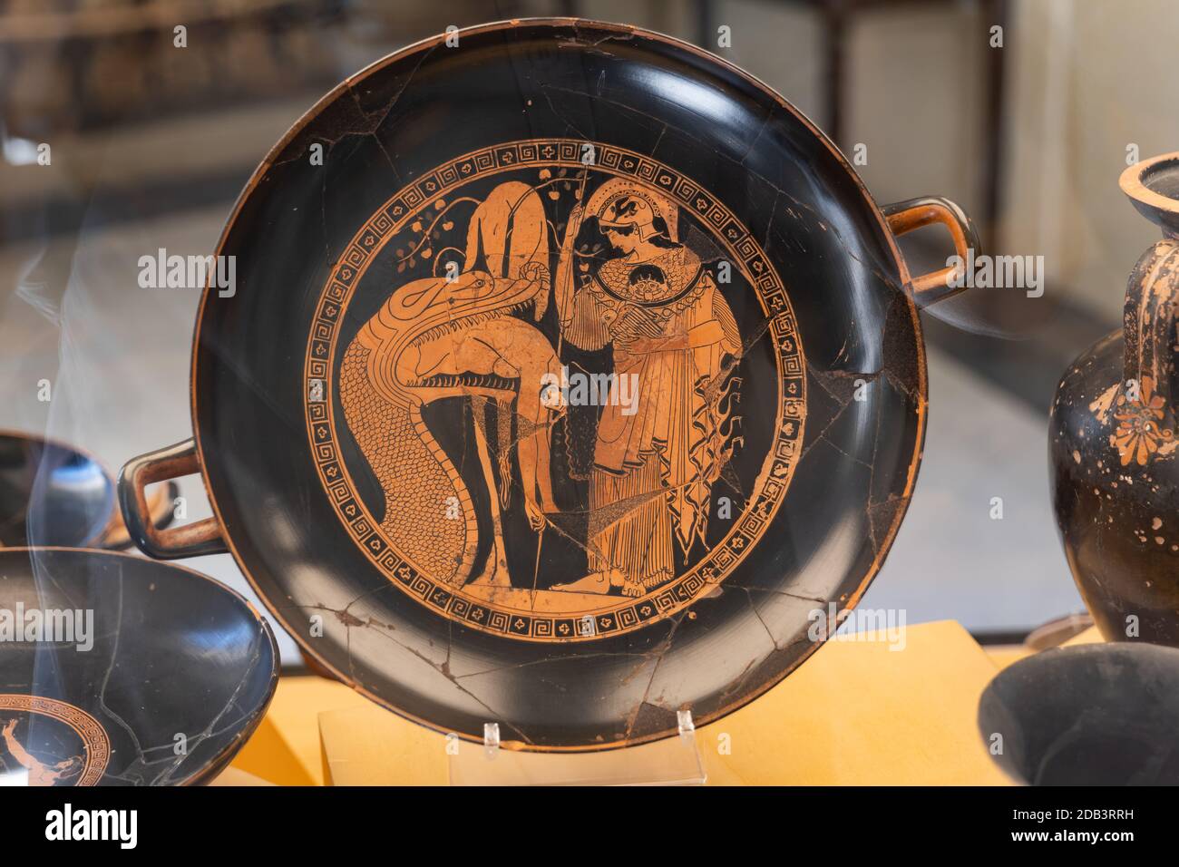 Attic Kylix bemalte Keramik Tasse zugeschrieben Douris mit Jason, Schlange, Athena und Golden Fleece im Gregorianischen Etruskischen Museum, Vatikanischen Museen, Rom Stockfoto