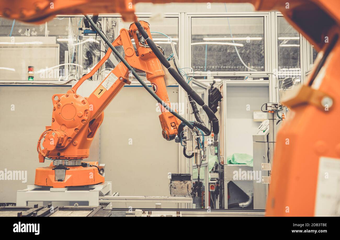 Automatische Roboterarme in der Fabrik stoppten wegen der Verlangsamung der Wirtschaft und stoppen die Produktion. Stockfoto