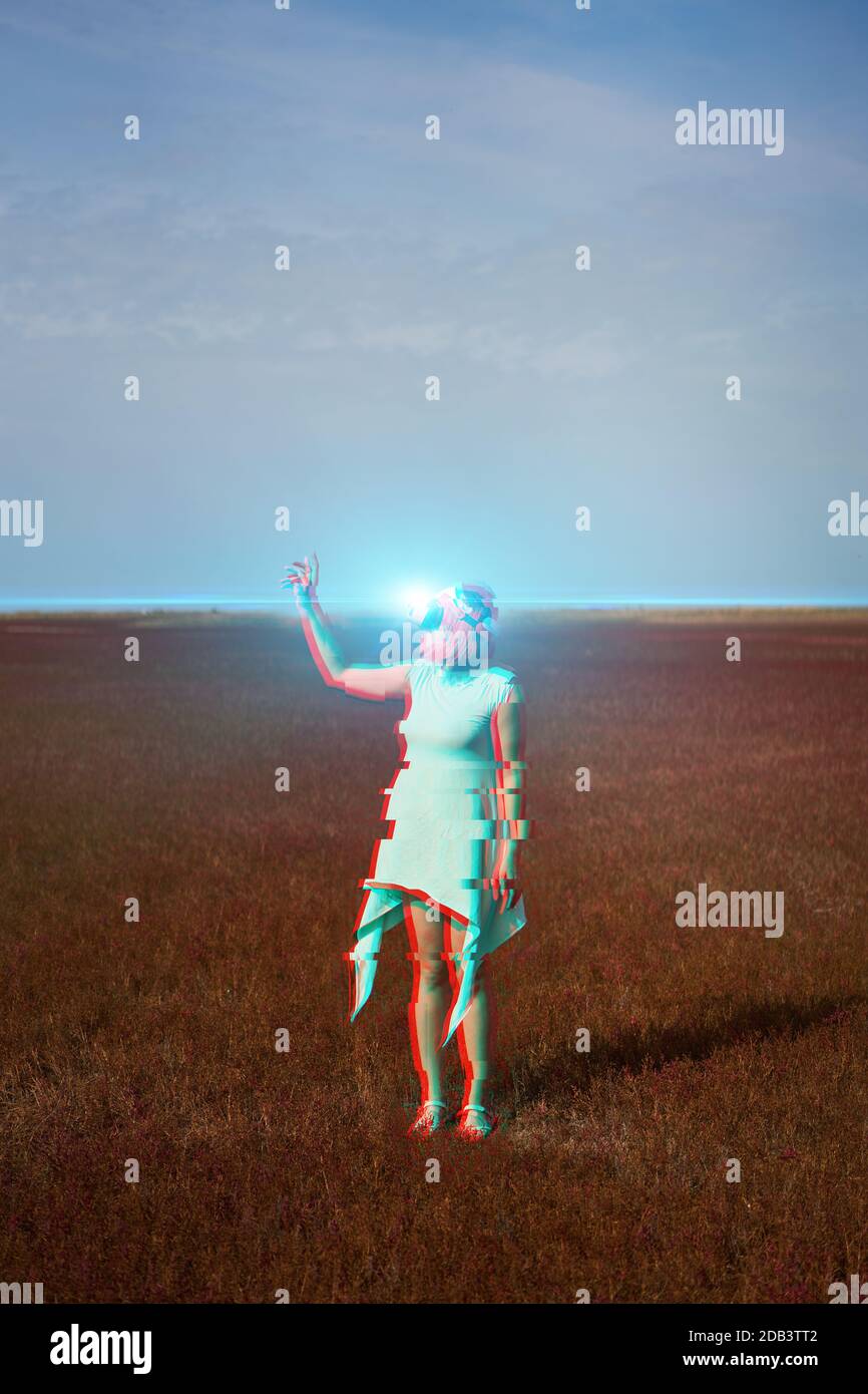 Frau geht in die virtuelle Realität mit Virtual-Reality-Headset. Bild mit Glitch-Effekt. Stockfoto