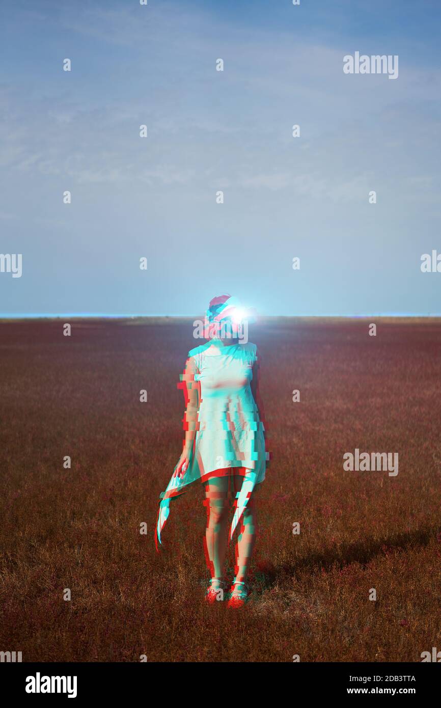 Frau geht in die virtuelle Realität mit Virtual-Reality-Headset. Bild mit Glitch-Effekt. Stockfoto