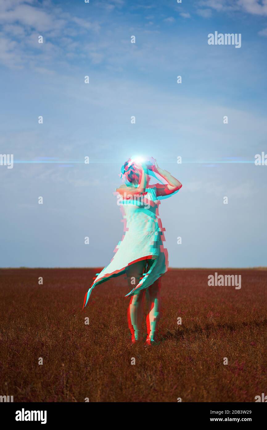 Frau geht in die virtuelle Realität mit Virtual-Reality-Headset. Bild mit Glitch-Effekt. Stockfoto