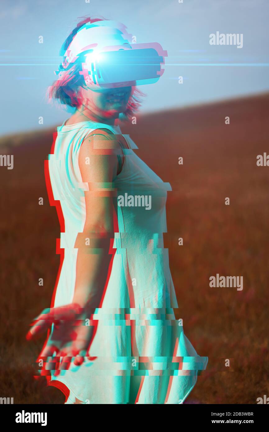 Frau geht in die virtuelle Realität mit Virtual-Reality-Headset. Bild mit Glitch-Effekt. Stockfoto