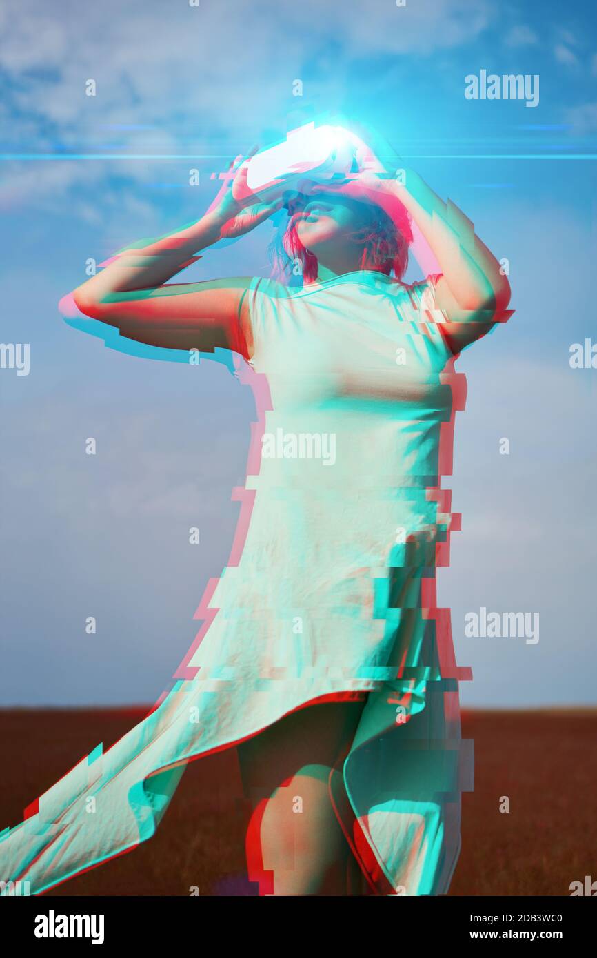 Frau geht in die virtuelle Realität mit Virtual-Reality-Headset. Bild mit Glitch-Effekt. Stockfoto