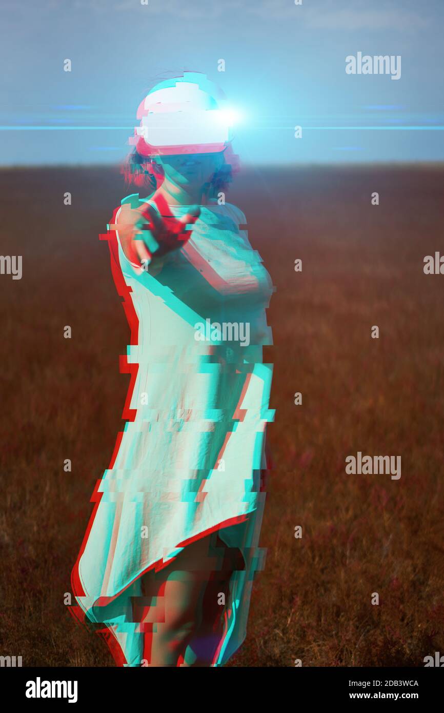 Frau geht in die virtuelle Realität mit Virtual-Reality-Headset. Bild mit Glitch-Effekt. Stockfoto