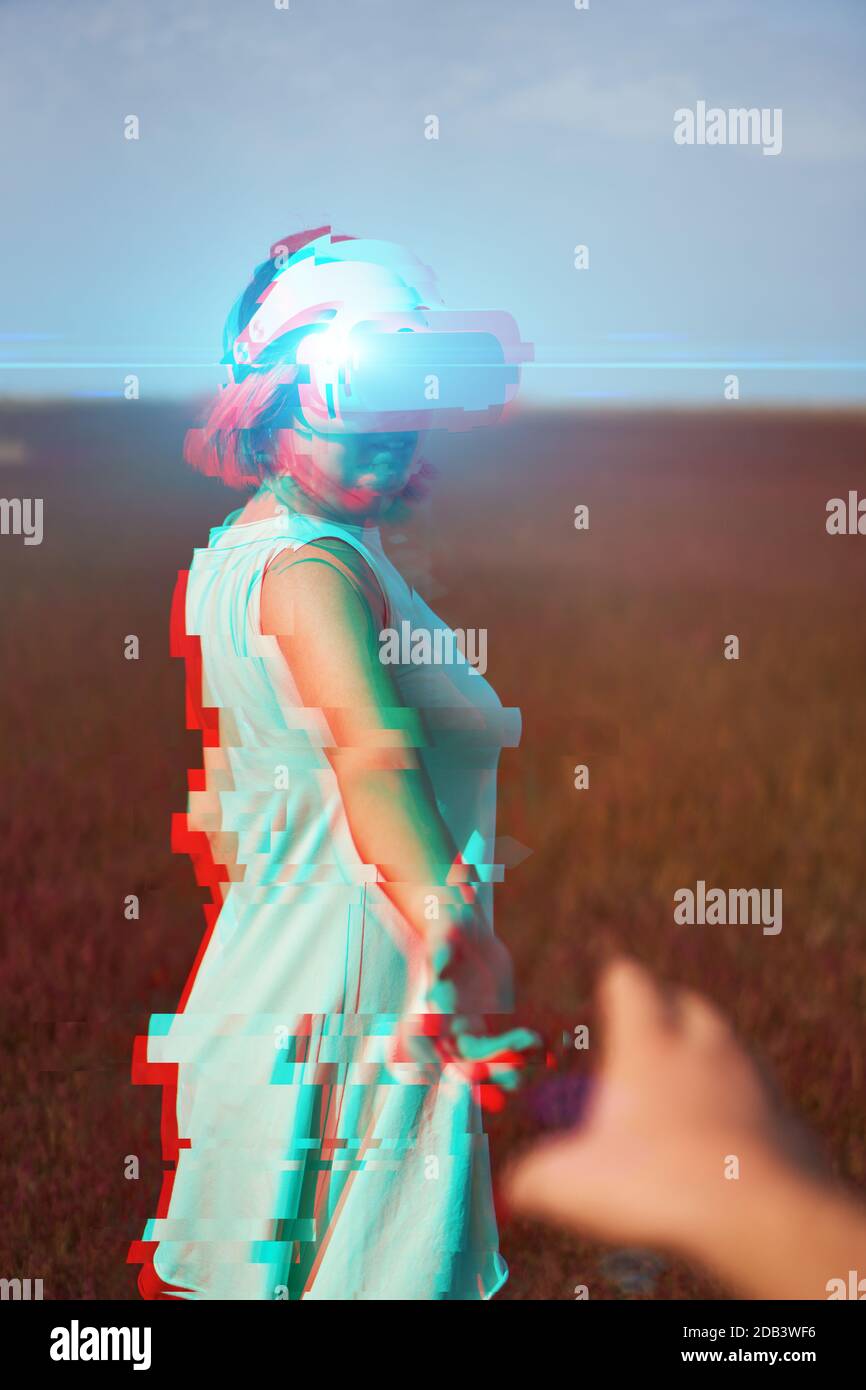 Frau geht in die virtuelle Realität mit Virtual-Reality-Headset. Bild mit Glitch-Effekt. Stockfoto
