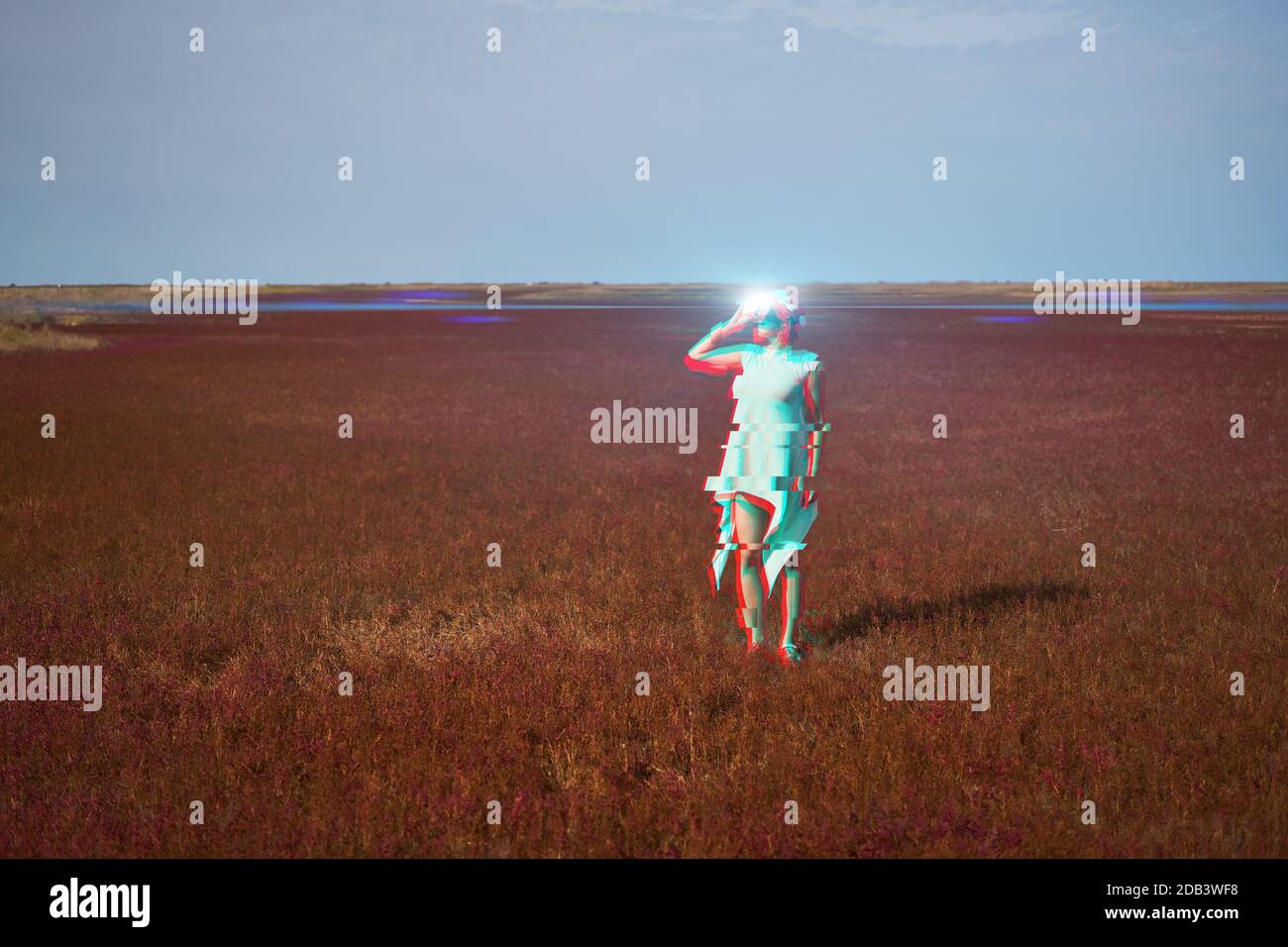 Frau geht in die virtuelle Realität mit Virtual-Reality-Headset. Bild mit Glitch-Effekt. Stockfoto