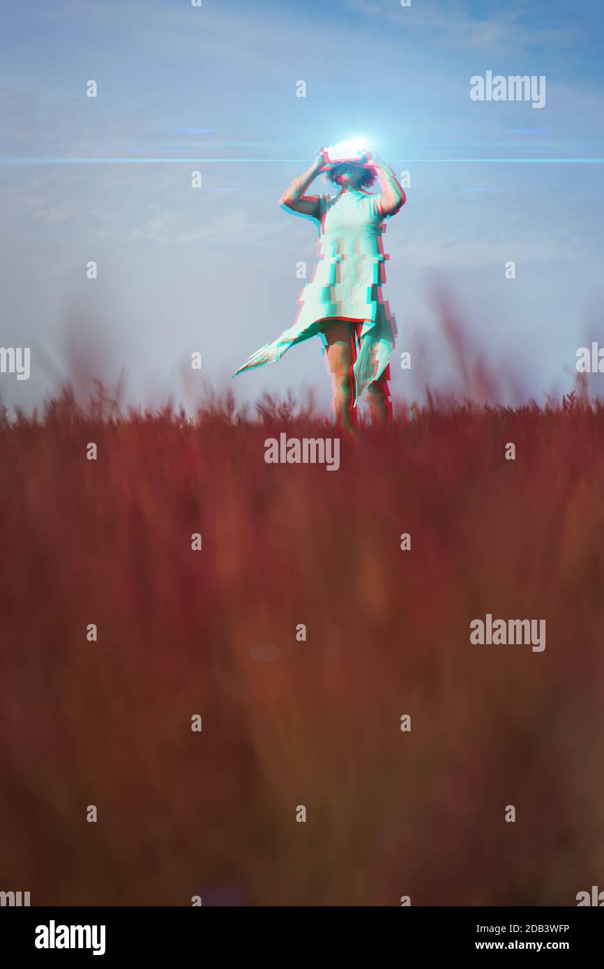 Frau geht in die virtuelle Realität mit Virtual-Reality-Headset. Bild mit Glitch-Effekt. Stockfoto