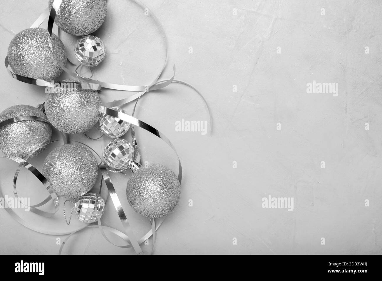 New Years Party Reste mit silbernen Tönen auf einem weißen Eleganter Hintergrund Stockfoto