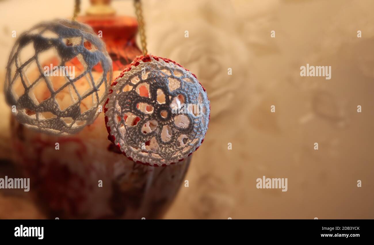 Gestrickte Ornamente aus Faden als Innendekoration. Stockfoto