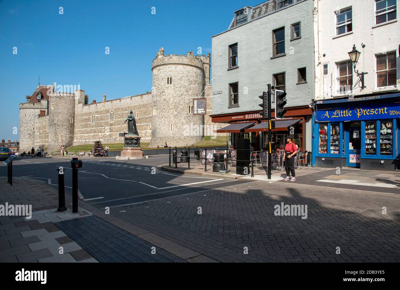 Windsor, Berkshire, England, Großbritannien. 2020. Cross Walk auf der High Street, Windsor mit einem Hintergrund von Windsor Castle und Geschäften. Stockfoto