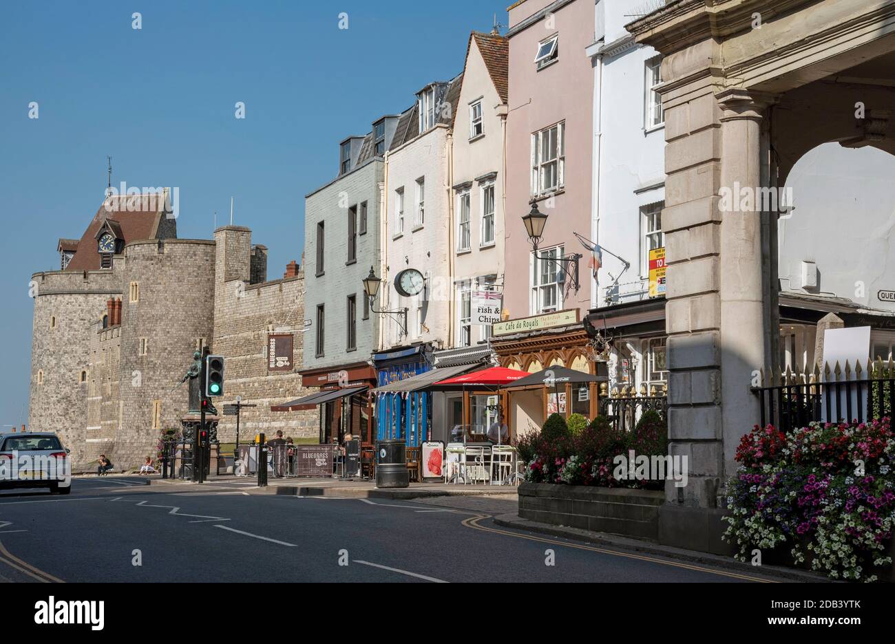 Windsor, Berkshire, England, Großbritannien. 2020. High Street, Windsor Geschäfte und Windsor Castle. Stockfoto