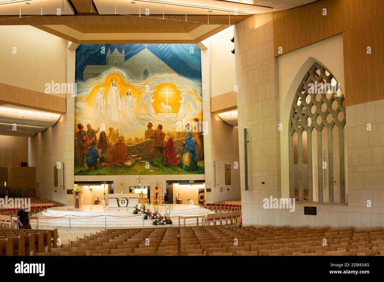 Innenansicht der Basilika unserer Lieben Frau mit dem Erscheinung Mosaik in Irlands nationalen Marienheiligtum in Knock in County Mayo Stockfoto