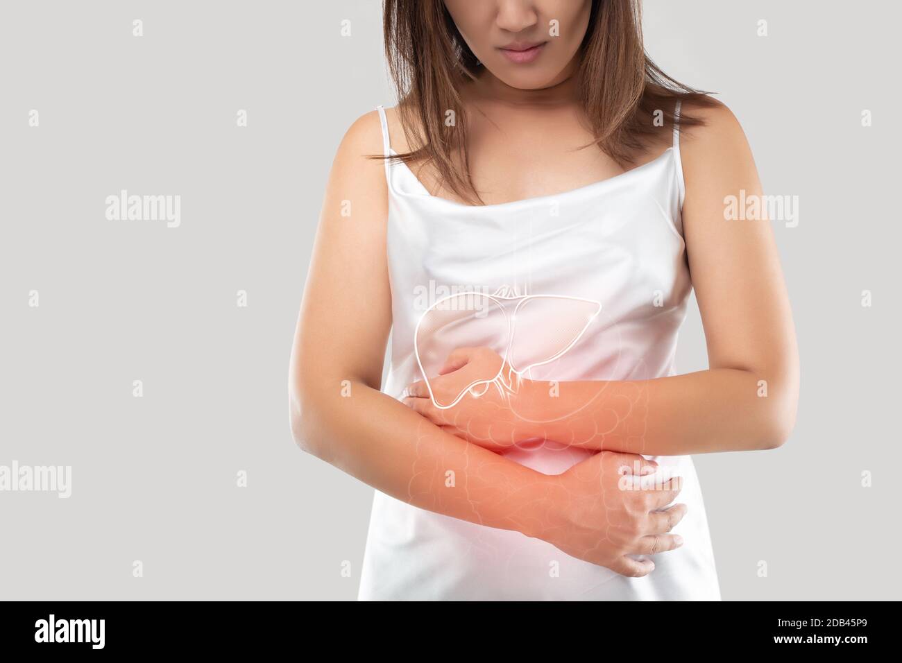 Das Foto der Leber auf den Körper der Frau gegen grauen Hintergrund, Hepatitis, Raum links, Konzept mit Gesundheitswesen und Medizin Stockfoto