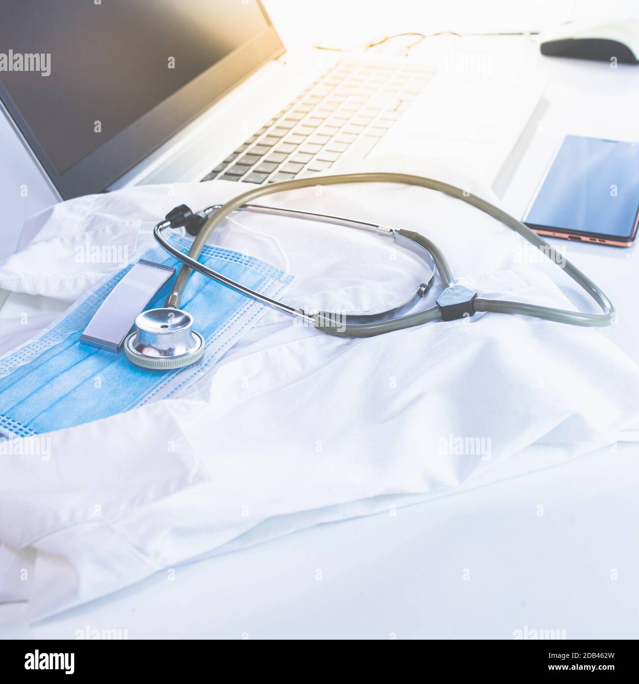 Home Office Medizin - PC mit Maske, Stethoskop, Schutz gegen Virus, Infection. Diagnose und Dokumentation. Stockfoto