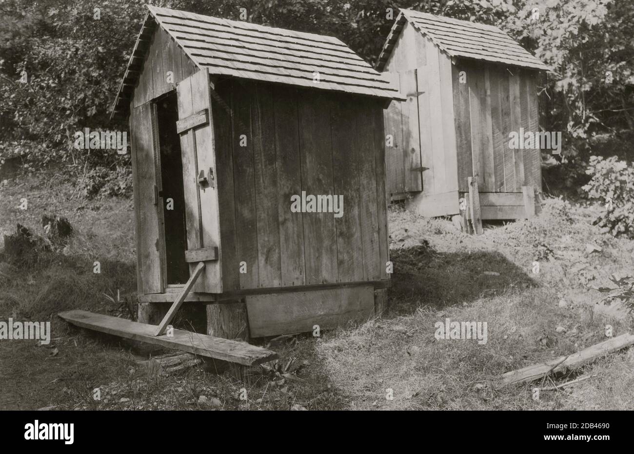 Sunset School - zeigt schlechte Lage der Toiletten, - über der Schule und in der Nähe zusammen. . Stockfoto