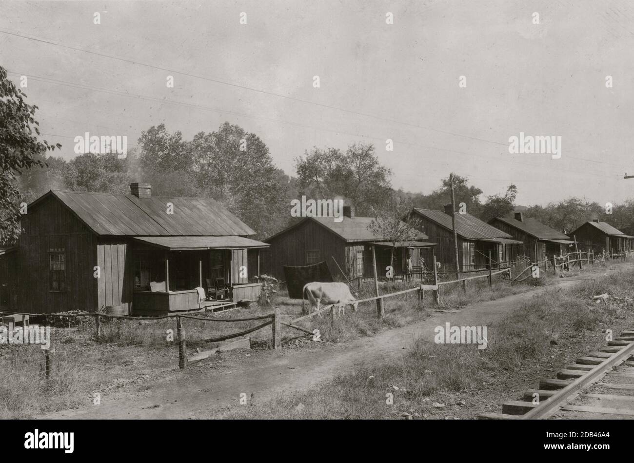 Row of Coal Miner Shanties auf Elk River in Bream, W. VA. Ort: Bream, West Virginia. Stockfoto