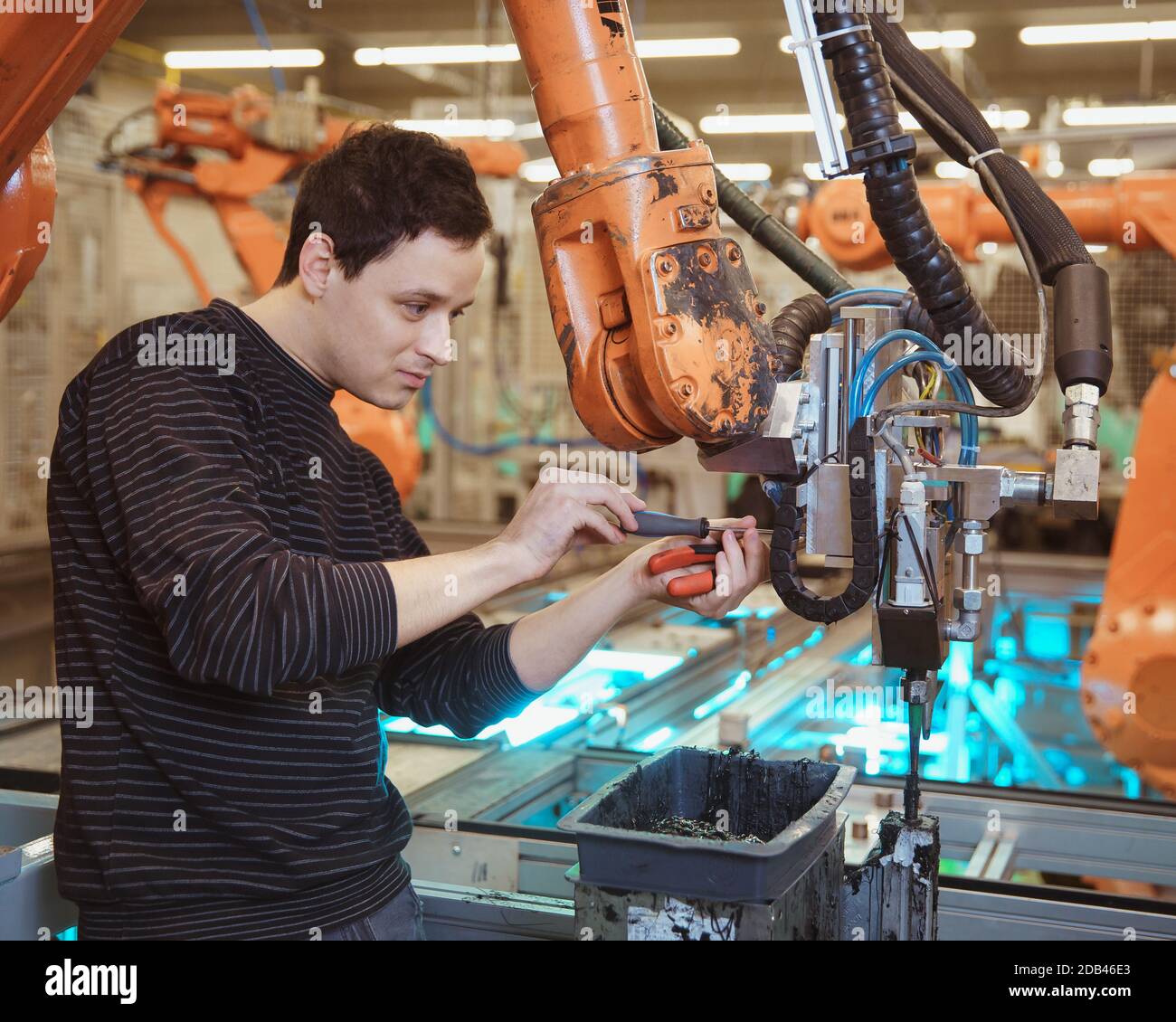 Ingenieur führt Wartung von Industrieroboter in einer Fabrik. Stockfoto