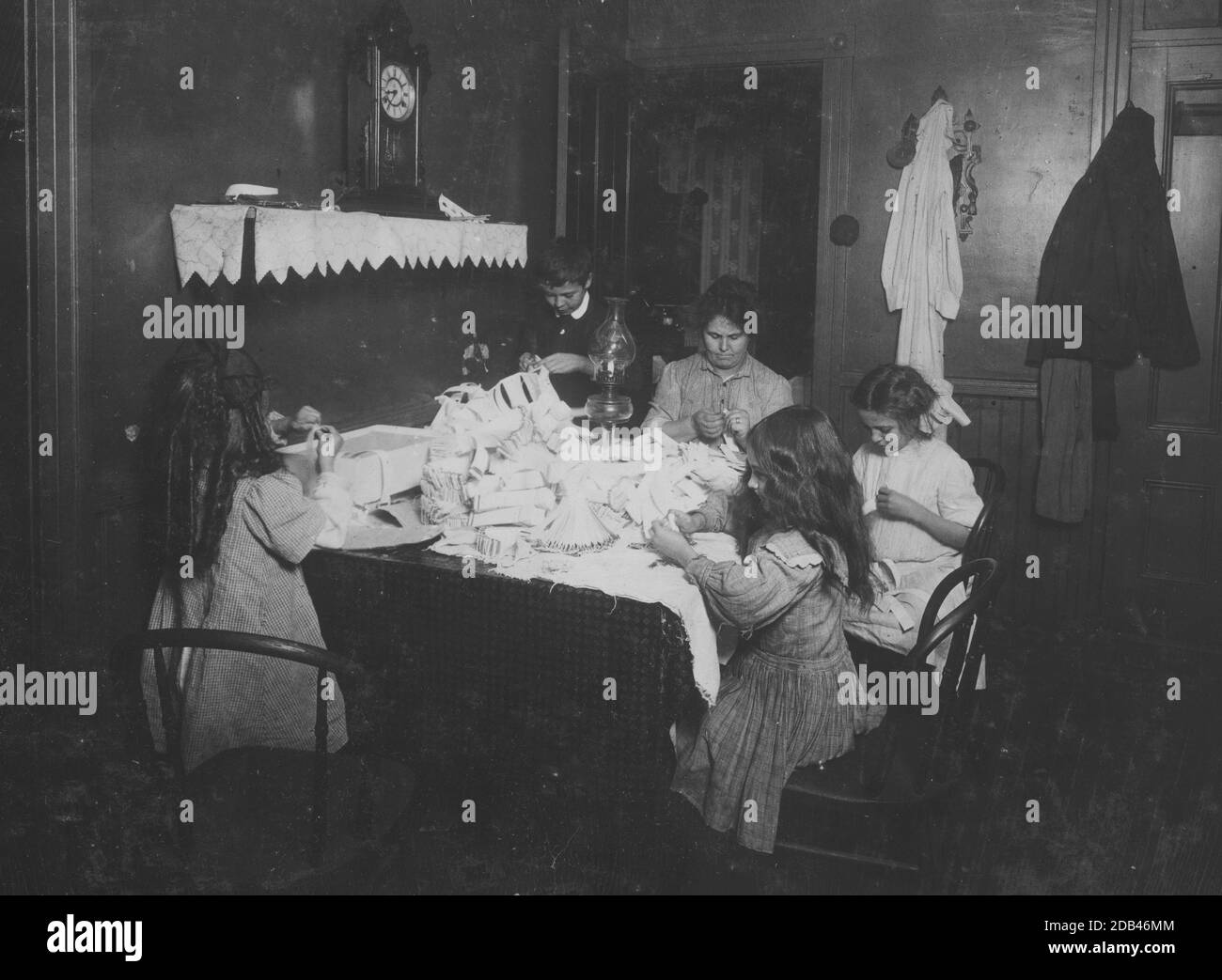 Zuhause von Patrick McGurl (Mechaniker), 136 Exchange Street, Worcester, Mass. Arbeitet an Schlauchunterstützern. Alle arbeiten, 6-jährige, 8-jährige, 11-jährige, 12-jährige und Mutter. Verdienen Sie insgesamt etwa 3 US-Dollar pro Woche. Arbeit Noons, nach der Schule und jede Nacht. Ein 9-jähriger Junge (nicht im Foto) trägt Arbeit hin und her. Schwere Lasten... Stockfoto