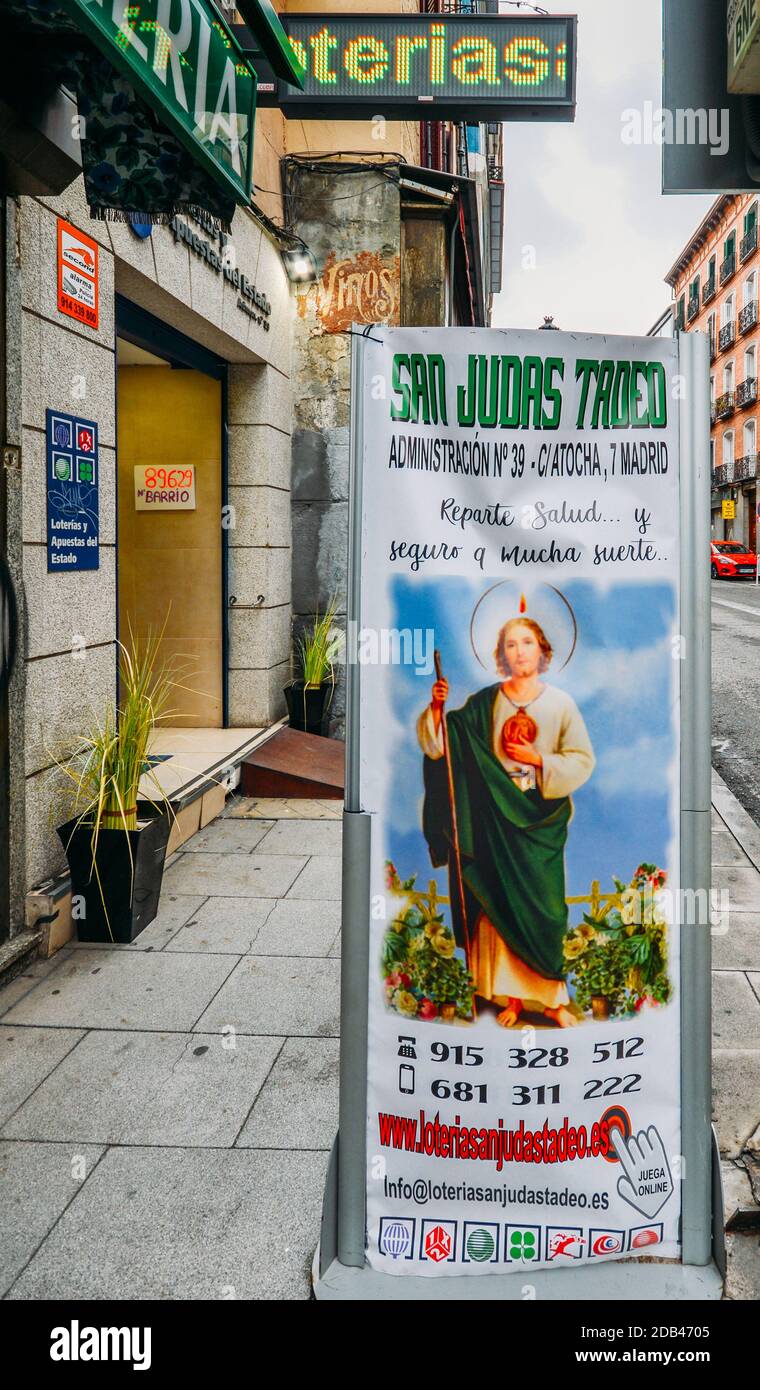 Bild von San Judas Tadeo, schutzpatron der Geldprobleme, wird verwendet, um Lotteriedienste in Madrid, Spanien zu werben Stockfoto