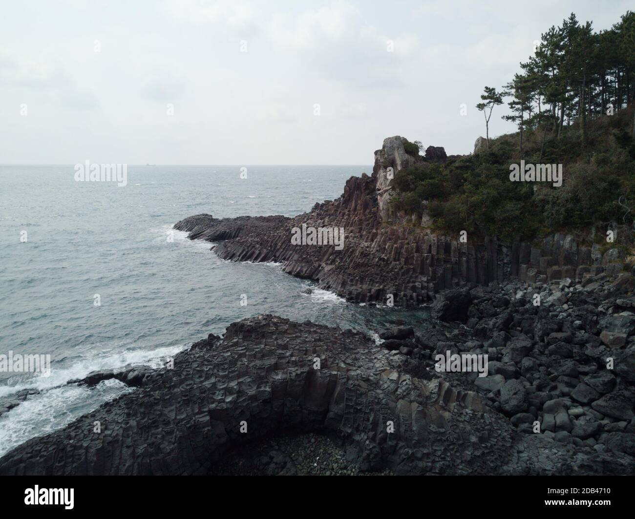 Daepo Haean Jusangjeolli Cliff. Sechseckige Felsen von Seogwipo. Jeju Insel Südkorea. Fotografiert auf einer Drohne. Stockfoto
