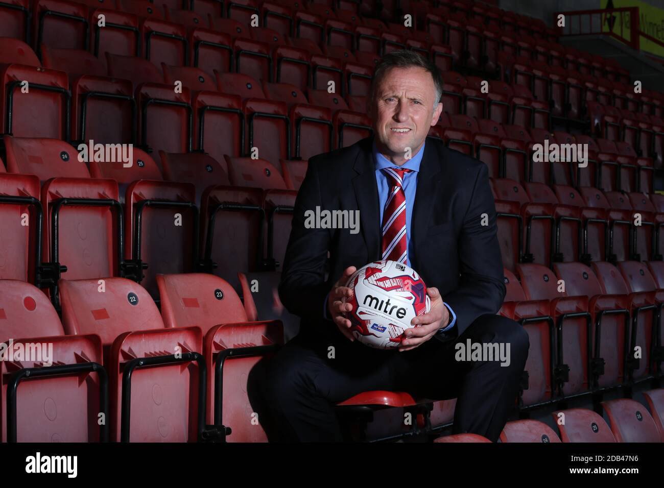 19. Mai 2015 Mark Yates posiert für Fotos nach der Ernennung zum neuen Manager des Crawley Town Football Club. Stockfoto