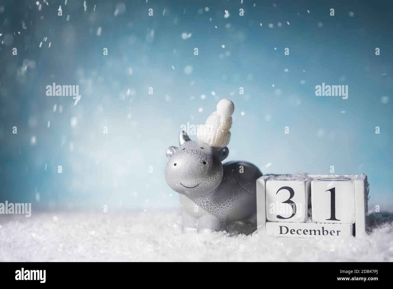 Weißes Metall Stier Symbol 2021. Schnee. Dezember 31 Kalender Stockfoto