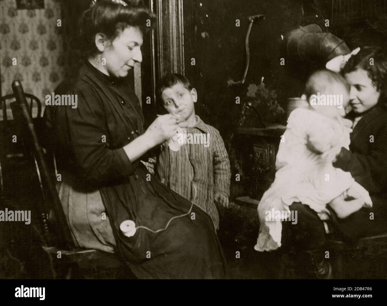 Italienische Familie leben 428 E. 116th St., 2 Stock zurück. Sie waren so Analphabeten, dass ich ihre Namen nicht bekommen konnte. Waren nur einen Monat in den USA. Mutter lernt, Spitze für Fabrik in der Nähe zu machen.. Stockfoto