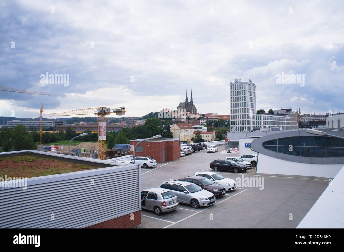 Die Burg Spilberk, die Kathedrale St. Peter und Paul und das Verwaltungszentrum TRINI im Stadtzentrum von Brünn, Tschechische Republik, 19. Juli 2020. (CTK-Foto/ Stockfoto