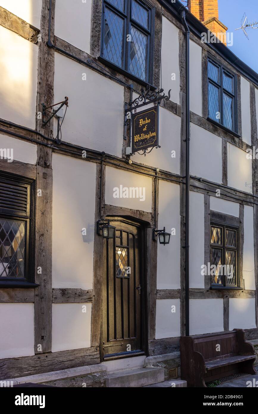 Seiteneingang und Fachwerkwände des Duke of Wellington Pub / öffentliches Haus in der Altstadt von Southampton, Hampshire, England, Großbritannien Stockfoto