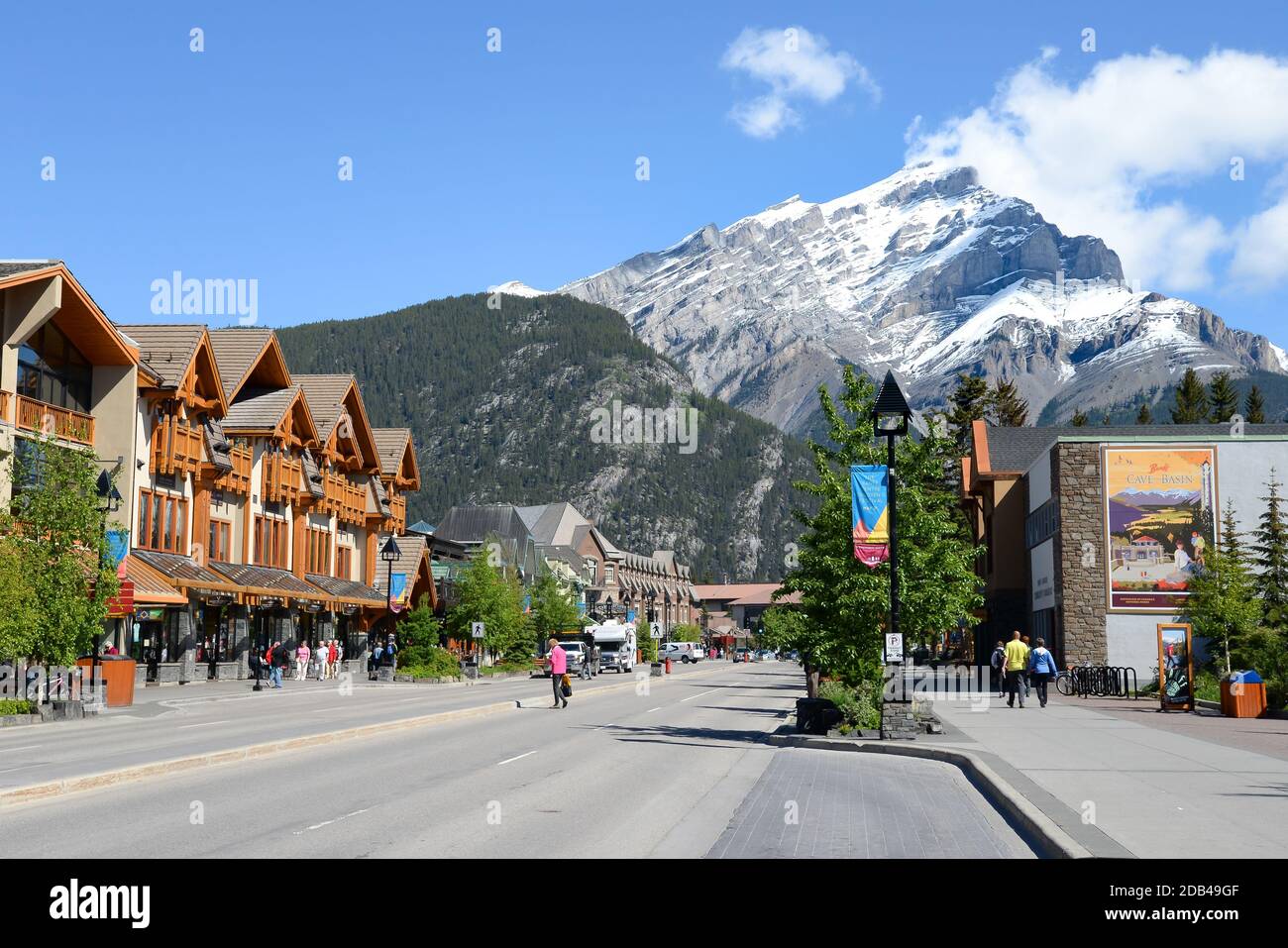 Banff Avenue, die zentrale Straße der Innenstadt von Banff in Kanada an einem sonnigen Tag. Kanadische Touristenstadt mit dem Mount Norquay dahinter. Stockfoto