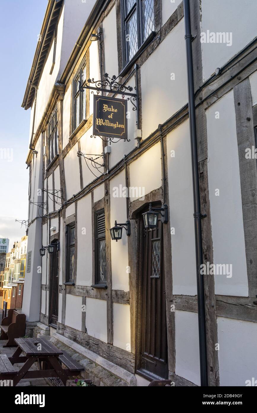 Seiteneingang und Fachwerkwände des Duke of Wellington Pub / öffentliches Haus in der Altstadt von Southampton, Hampshire, England, Großbritannien Stockfoto