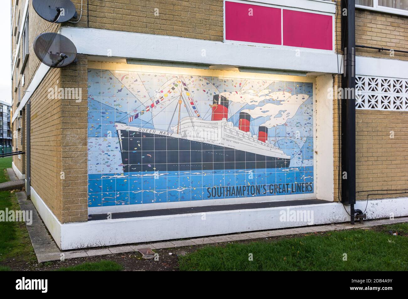Wandkunst bunt bemalte Fliesen der Titanic Kreuzfahrtschiff in Southampton Holyrood Wohnanlage - Stadt der Kultur, England, Hampshire, Großbritannien Stockfoto