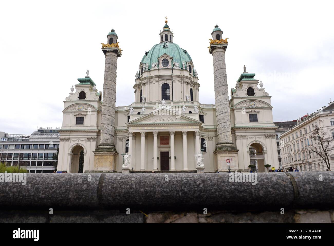 Auffälliger Sakralbau mit mächtiger Kuppel: Die Karlskirche, das letzte große Werk des barocken Stararchitekten Johann Bernhard Fischer von Erlach. - Stockfoto