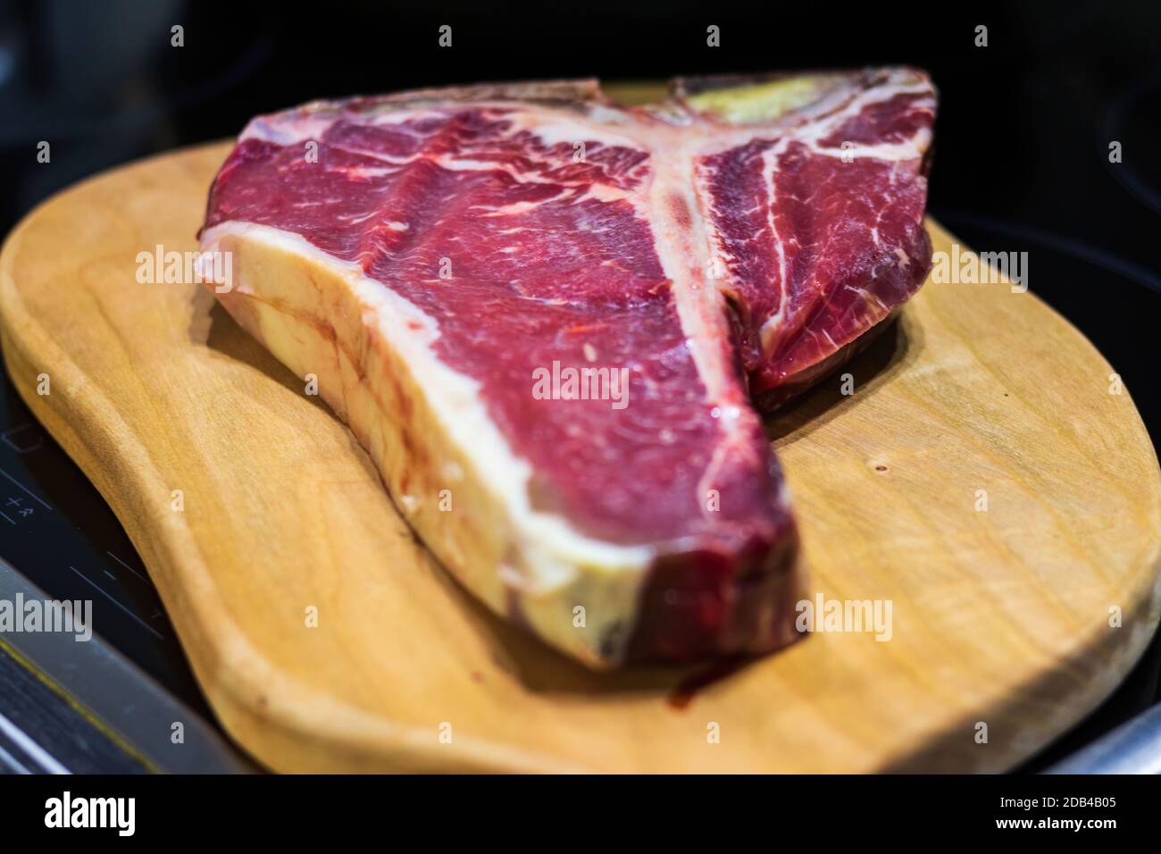 Rohes Prime T-Bone marmoriertes Rindfleisch Steak bereit für Grill Stockfoto