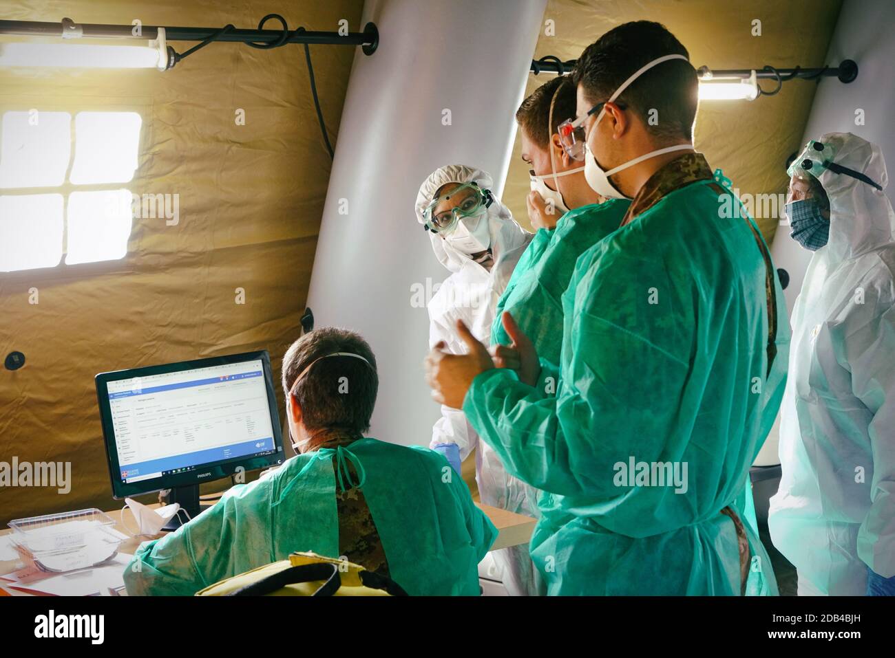 Eine Gruppe von medizinischem Personal in einem Feldlazarett, das für den covid Notfall eingerichtet wurde. Turin, Italien - november 2020 Stockfoto