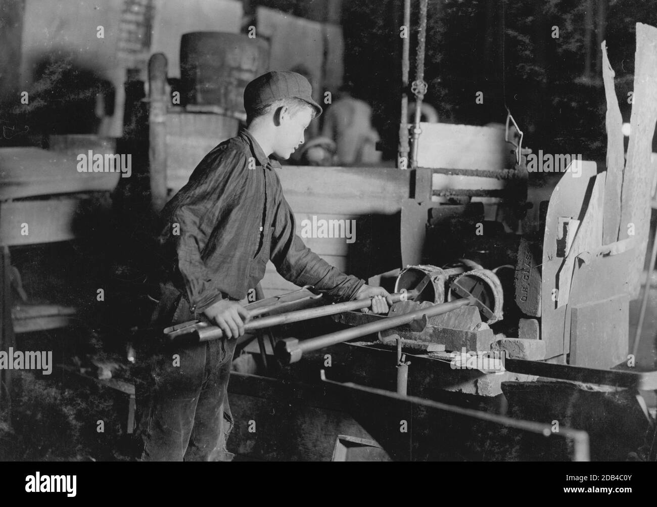 Am 'Glory Hole'. Eine Mitternachtszene in einem N.J. Glasarbeiten. Cumberland Glass Works, Bridgeton, N.J. Sein Name in Edwin Cope, 18, Mt. Vernon[?]. Seine Mutter las mir das Datum seiner Geburt aus der Familie Rekord - Mar. 26, 1996 [d. h. 1896]. Das beweist, dass er 13 Jahre alt ist. . Stockfoto