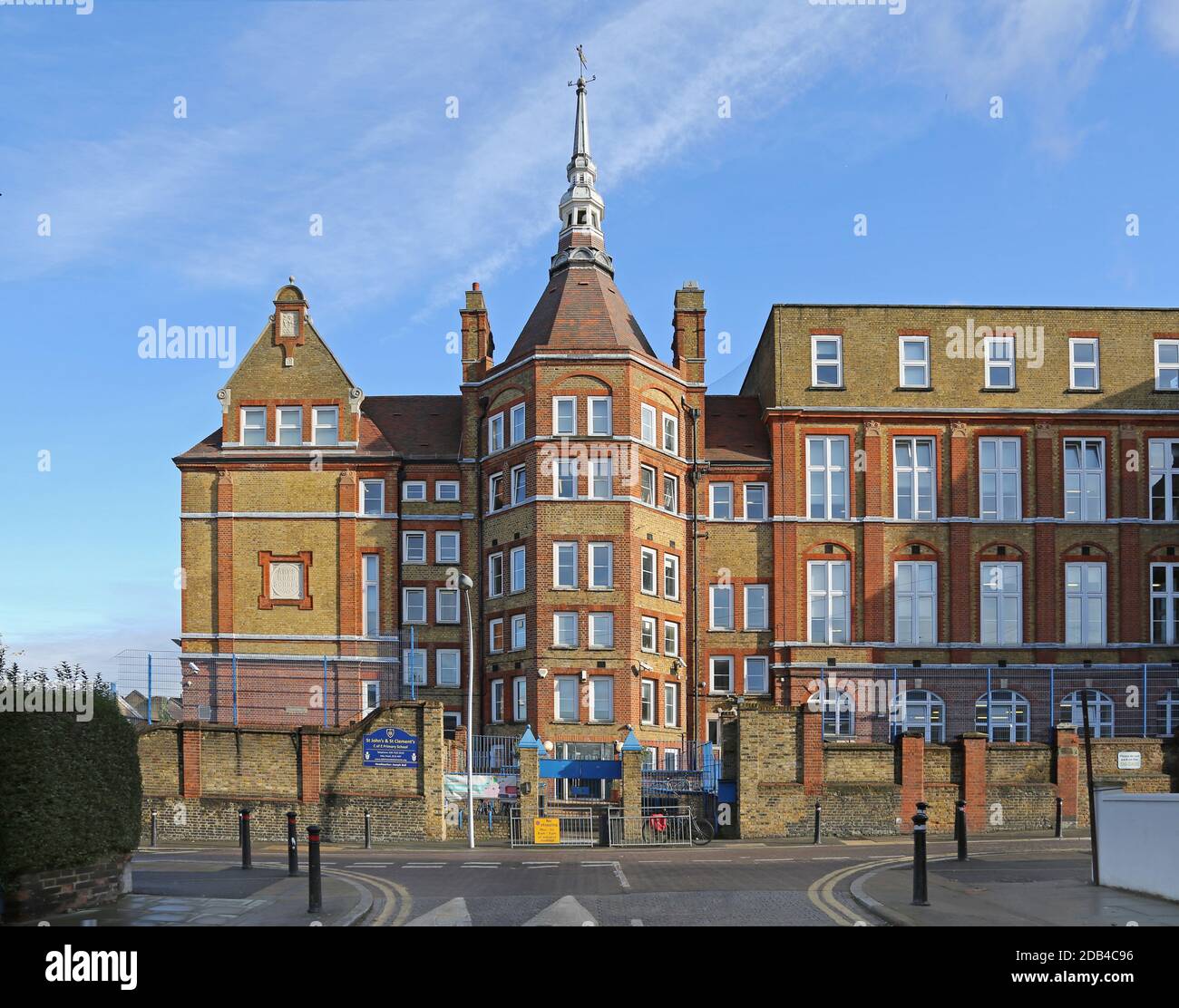 St Johns and St Clements Church of England Primary School, Peckham, London, Großbritannien. Ein typisches viktorianisches Londoner Schulgebäude. Stockfoto