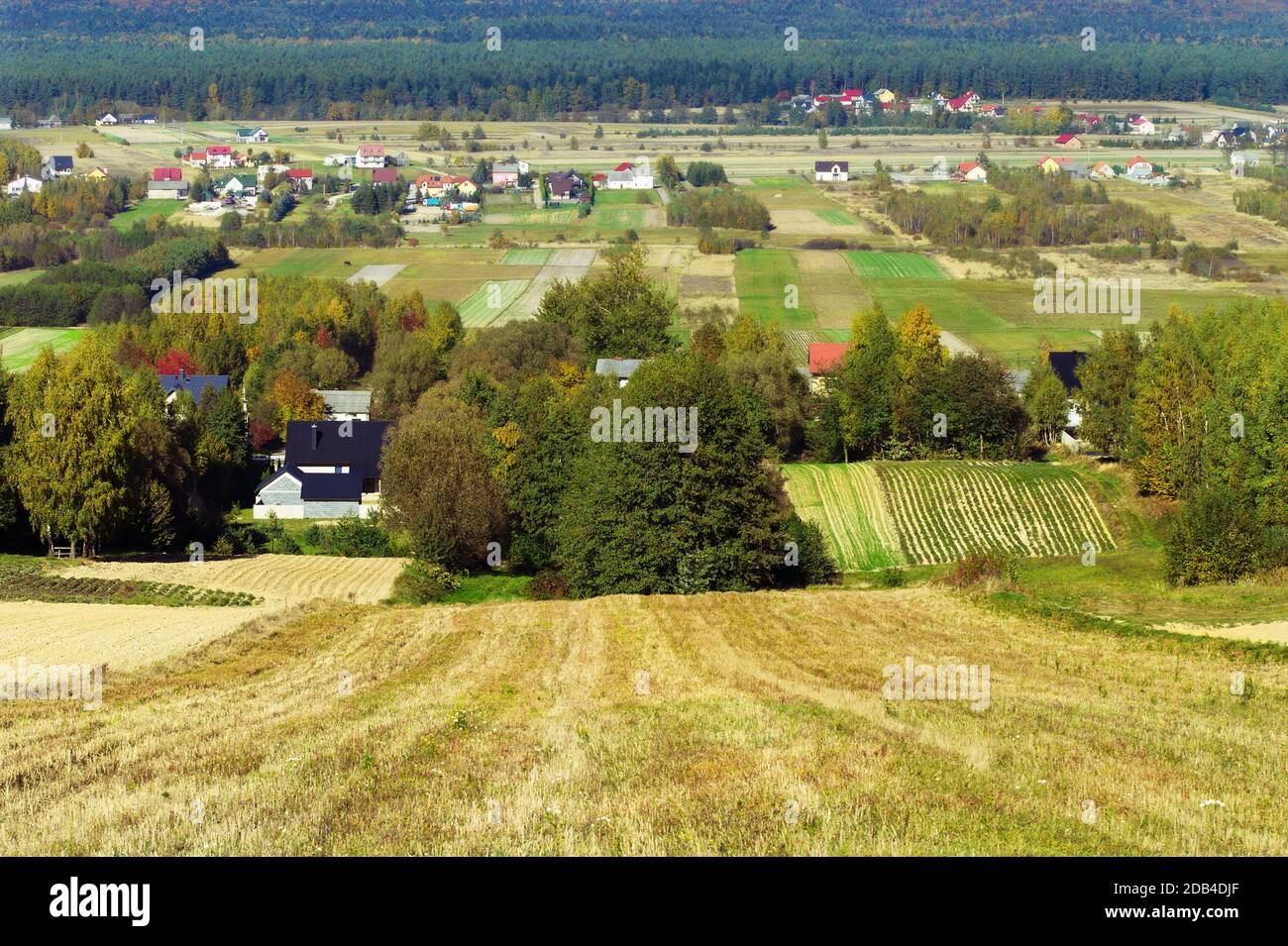 Ländliche Landschaft in der Provinz Swietokrzyskie, Polen. Landschaftlich schöner Blick auf das Tal und die bunten Felder am Hang. Stockfoto